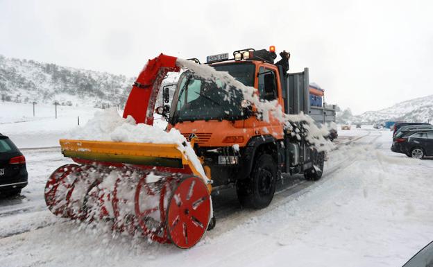 mitma dispone 847 máquinas quitanieves y 156.525 toneladas de fundentes para hacer frente a las nevadas en aragón, asturias, cantabria, castilla y león, cataluña y la rioja